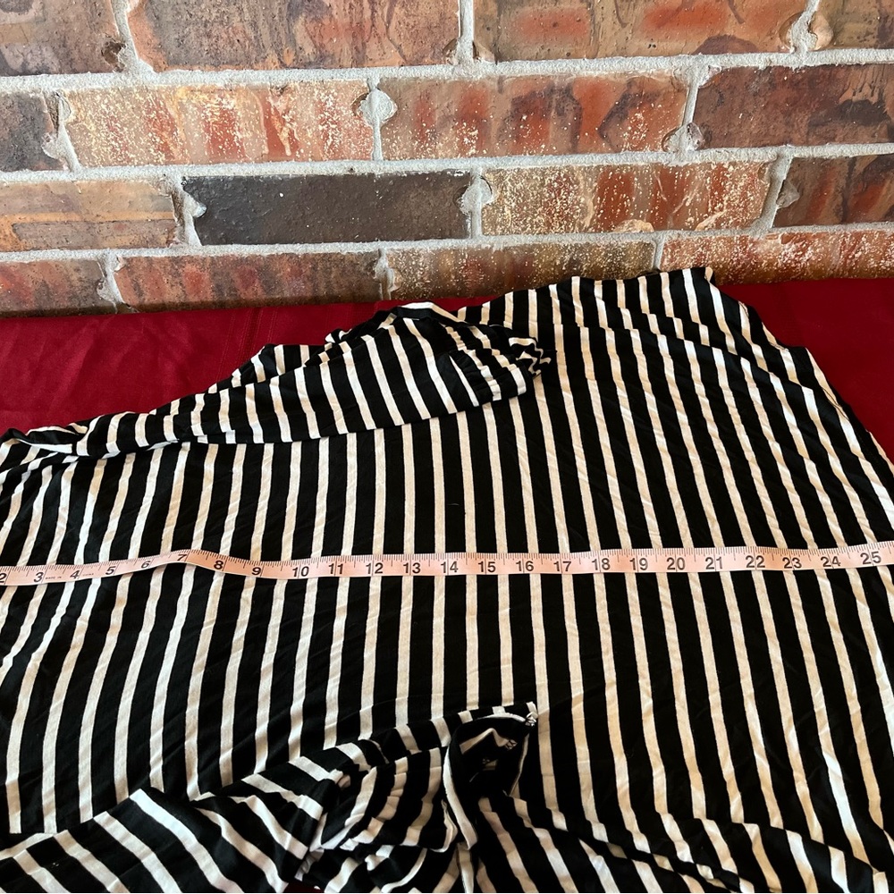Hershe Black/Ivory 3/4 sleeve Baby Doll Women’s Top Size:M NWT - Picture 7 of 7